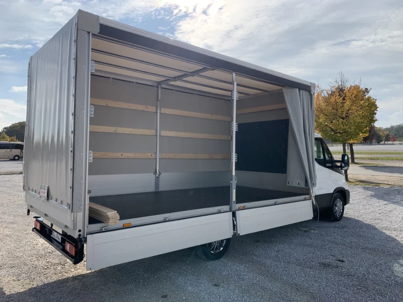 Iveco Daily z odsuniętą firanką odsłaniającą całą skrzynię