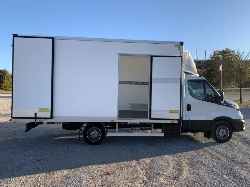Zabudowa kontenerowa Iveco z otwartymi drzwiami bocznymi