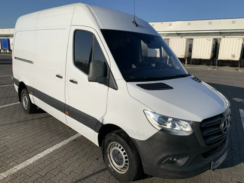 Mercedes-Benz Sprinter L2H2 z podniesionym dachem, widok z boku
