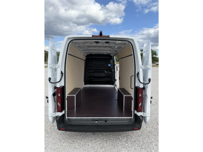 Renault Master L3H2 z otwartymi tylnymi drzwiami