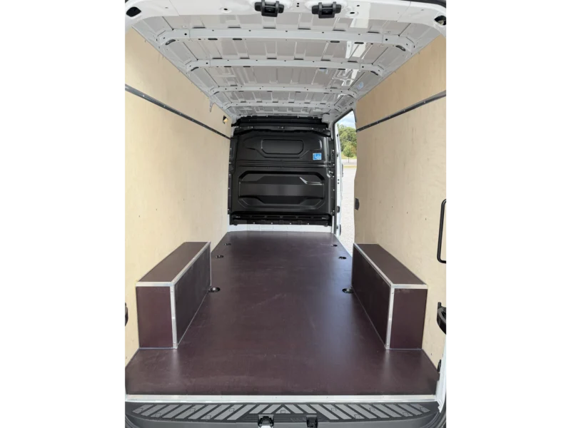 Wnętrze ładowni Renault Master L3H2 widziane od tylnych drzwi